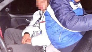 Dieser Bub musste ab Slowenien verkehrt auf der Mittelkonsole sitzen.