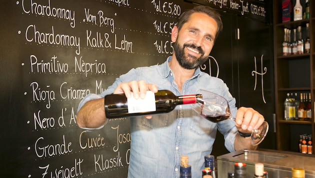 Neo-Gastronom Matthias Lechthaler kredenzt seinen Gästen im „Unterberger“ unter anderem hochwertige Weine. (Bild: Mathis Fotografie)