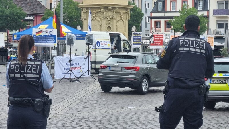 Messerattacke, übertragen per Livestream: Erst stach ein Afghane einen Islamkritiker nieder, nur wenige Sekunden später einen Polizisten.  (Bild: APA Pool/APA/dpa/Rene Priebe)