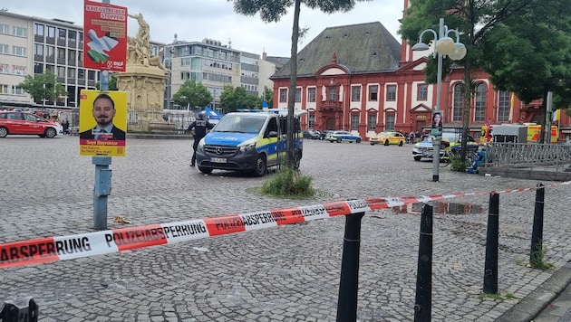 Cuma günü Mannheim'ın pazar meydanında kanlı bir bıçaklı saldırı meydana geldi. (Bild: APA Pool/APA/dpa/Rene Priebe)