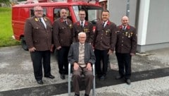 100er-Feier: Dem Jubilar Alois Ebner gratulierten Bezirksfeuerwehrchef Ewald Edelmaier (links) und Enkel Markus Ebner (Mitte), der jetzt Kommandant der heimischen Wehr ist, zum Runden. (Bild: Feuerwehr)