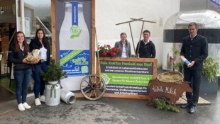 Die Landesführung der Tiroler Jungbauernschaft/ Landjugend bei ihrem gestalteten Projektplatz ...