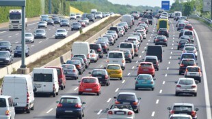 Die Autoschlangen in Oberösterreich werden nicht kürzer, im Gegenteil (Bild: stock.adobe.com/digitalstock )