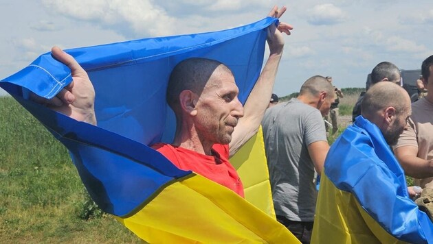 Az ukrán katonák ismét hazai földön vannak. (Bild: AFP)