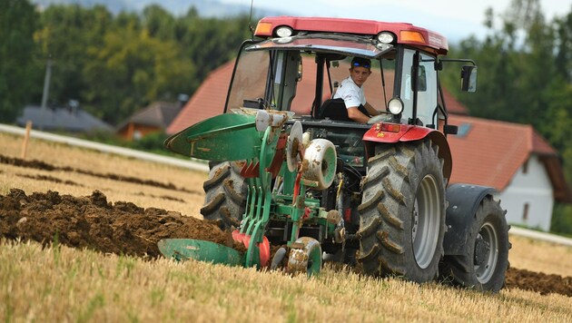 Mit dem Pflug und seiner Hände Arbeit legt der Bauer den Grundstein für unsere Lebensmitttelversorgung – das sieht der Großteil der Bevölkerung so.