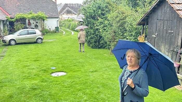 Margarethe Benkö in ihrem Garten, der top in Schuss ist.