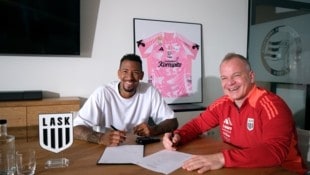 Jérôme Boateng bei der Unterschrift mit LASK-CEO Siegmund Gruber. (Bild: LASK)