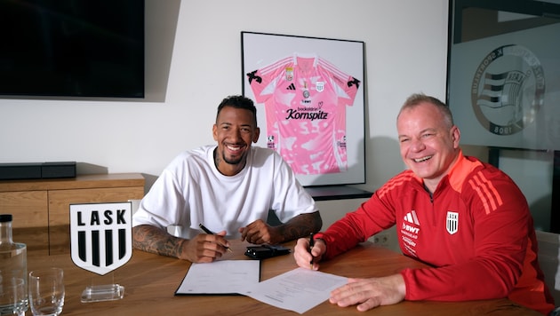 Jérôme Boateng bei der Unterschrift mit LASK-CEO Siegmund Gruber. (Bild: LASK)