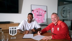 Jérôme Boateng bei der Unterschrift mit LASK-CEO Siegmund Gruber. (Bild: LASK)