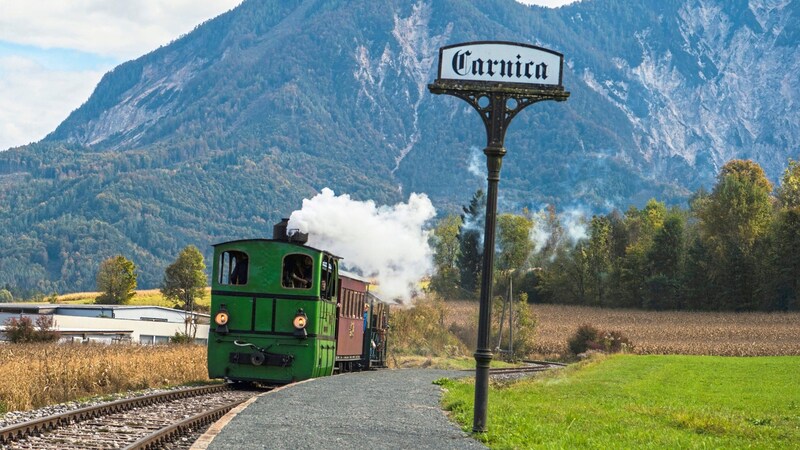 This streetcar set in the Rosental valley is originally steam-powered (Bild: Historama)