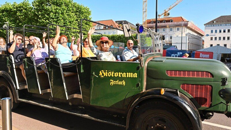 The popular bus tours in Klagenfurt are full of history and stories. (Bild: Evelyn Hronek)