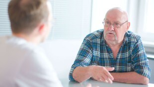 Der nun symptomfreie Pensionist im Gespräch mit dem „Krone“-Redakteur. (Bild: Horst Einöder/Flashpictures)