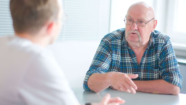 The now symptom-free pensioner in conversation with the "Krone" editor. (Bild: Horst Einöder/Flashpictures)