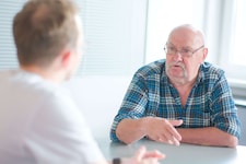 Der nun symptomfreie Pensionist im Gespräch mit dem „Krone“-Redakteur. (Bild: Horst Einöder/Flashpictures)