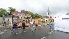 Noch bis morgen findet rund um den Maurer Hauptplatz ein Kirtag statt. Bereits am Donnerstag kam es nach der Attacke auf einen Wiener zu einem großen Polizeieinsatz. (Bild: Gerhard Bartel)