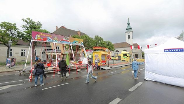 Noch bis morgen findet rund um den Maurer Hauptplatz ein Kirtag statt. Bereits am Donnerstag kam es nach der Attacke auf einen Wiener zu einem großen Polizeieinsatz. (Bild: Gerhard Bartel)