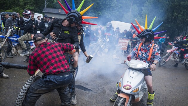 Burnouts und Partystimmung in Eisenerz (Bild: Philip Platzer / Red Bull Content Pool)