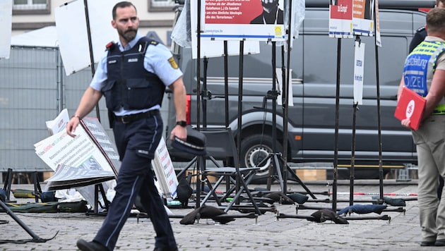 Cuma günü Mannheim'ın pazar meydanında kanlı bir bıçaklı saldırı meydana gelmişti. (Bild: AFP)