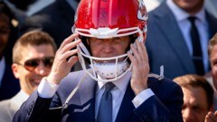 The Kansas City Chiefs brought Joe Biden a helmet as a gift, which the President put on directly to the cheers of the audience. (Bild: 2024 Getty Images)