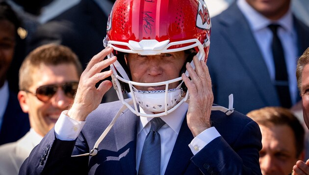 The Kansas City Chiefs brought Joe Biden a helmet as a gift, which the President put on directly to the cheers of the audience. (Bild: 2024 Getty Images)