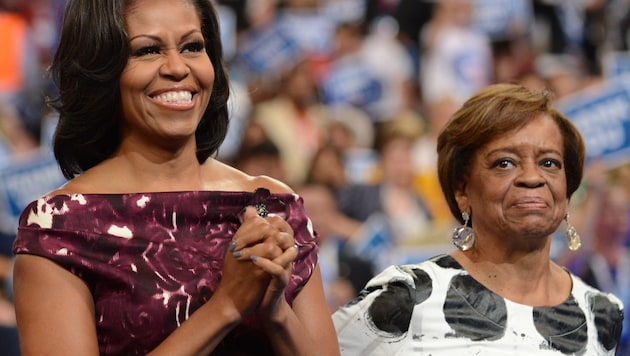 Michelle Obama mourns the loss of her mother Marian Robinson. (Bild: APA/AFP PHOTO Robyn BECK ROBYN BECK / AFP)