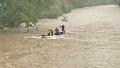 Einsatzteams suchten nach dem Unglück Ende Mai im italienischen Fluss Natisone nach den Vermissten. Der Leichnam des 25-jährigen Rumänen wurde jetzt geborgen. (Bild: picture alliance/dpa/Vigili Del Fuoco)