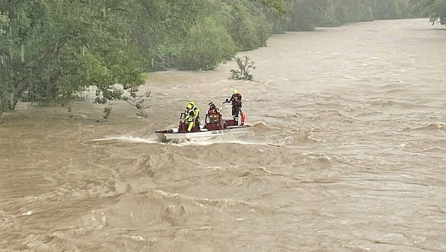 Emergency services search for the missing in the Italian river Natisone. (Bild: picture alliance/dpa/Vigili Del Fuoco)