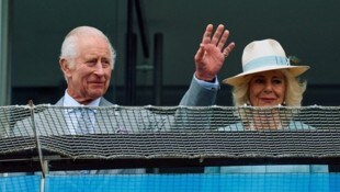 König Charles und Königin Camilla besuchten ein Pferderennen in Epsom.