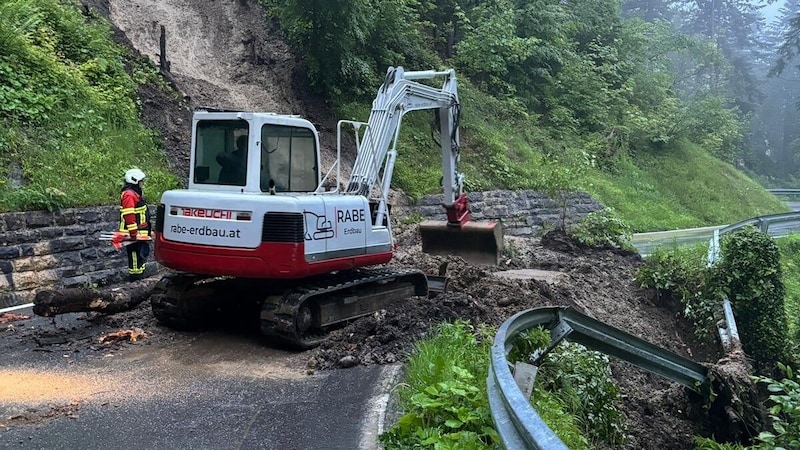 A road in Alberschwende was displaced by a landslide on Saturday morning. (Bild: Maurice Shourot)