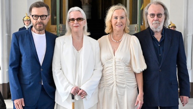 Bjorn Ulvaeus, Anni-Frid Lyngstad, Agnetha Faltskog és Benny Andersson a Vasa-rendet kapta meg Carl Gustav királytól Stockholmban. (Bild: APA/AFP/TT News Agency/TT/Henrik Montgomery)