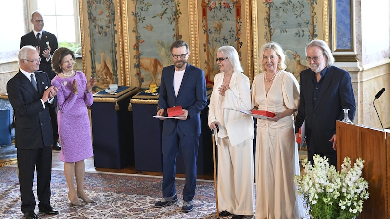 King Carl Gustaf and Queen Silvia presented the Order of Vasa to the members of Abba. (Bild: APA/AFP/TT News Agency/TT/Henrik Montgomery)