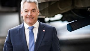 Kanzler Karl Nehammer will gegen das Verbrenner-Verbot mobil machen. 
