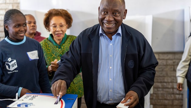 Cyril Ramaphosa bei der Abgabe seiner Stimme – seine Partei ANC verfehlte erstmals seit dem Ende der Apartheid die absolute Mehrheit. (Bild: APA/AP Photo/Jerome Delay)