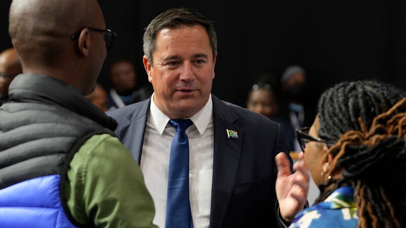 John Steenhuisen, a DA elnöke a parlamenti választások eredményét "a dél-afrikai demokrácia győzelmének" nevezte. (Bild: APA/AP Photo/Themba Hadebe)