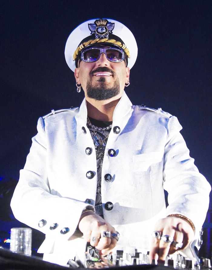 Kaptan üniforması onun alametifarikasıdır: Gigi D'Agostino 2019'daki Avusturya konserinde.