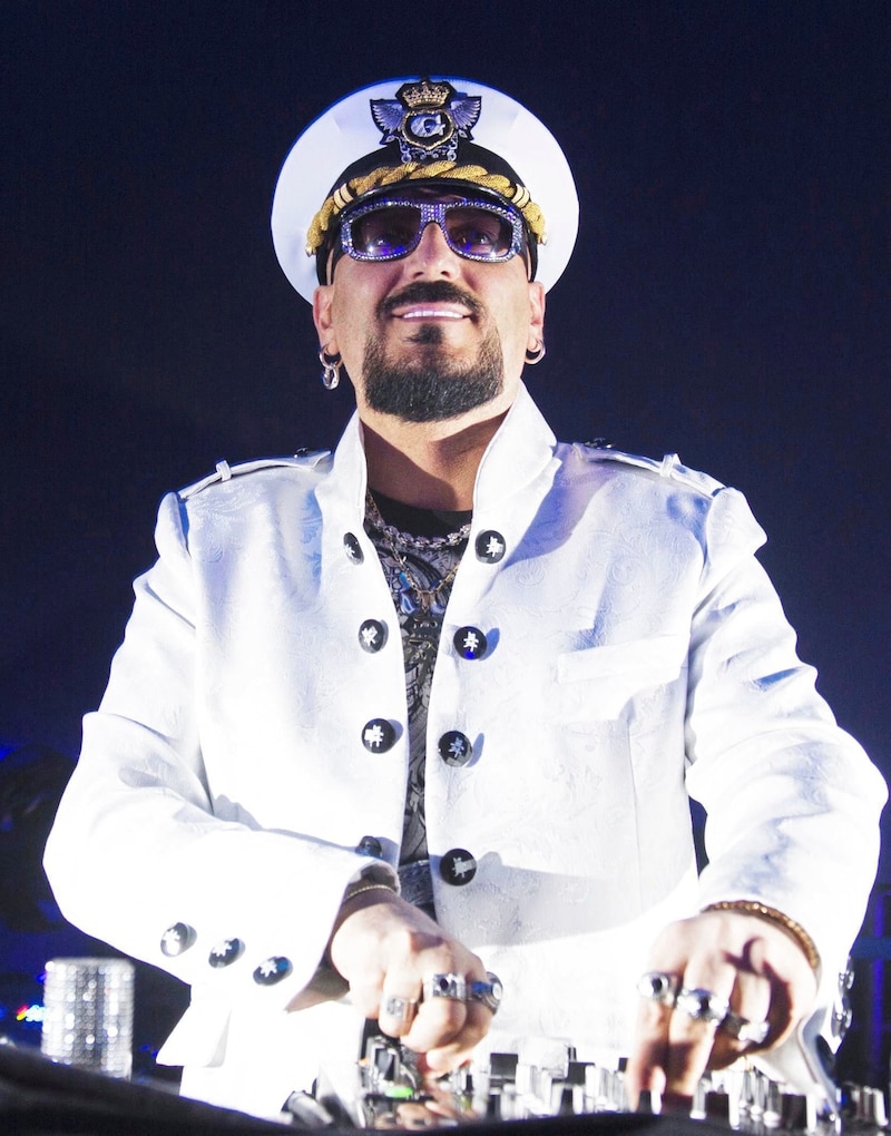 The captain's outfit is his trademark: Gigi D'Agostino at his Austria concert in 2019. (Bild: elf)