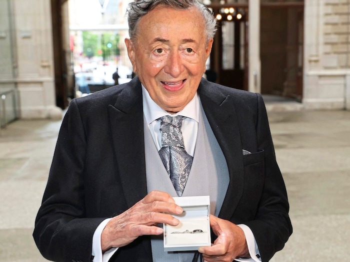 ... und zeigte stolz die Eheringe.