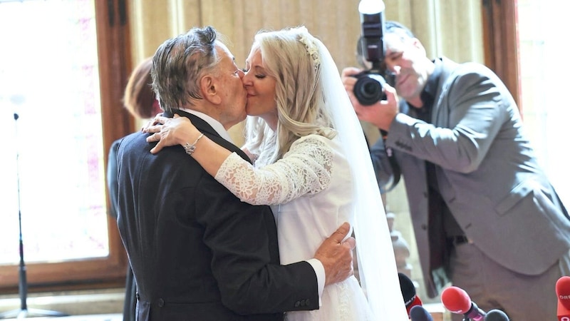 Ein Kuss besiegelt diese Liebe: Richard Lugner und sein „Bienchen“ haben JA gesagt. (Bild: Tuma Alexander)