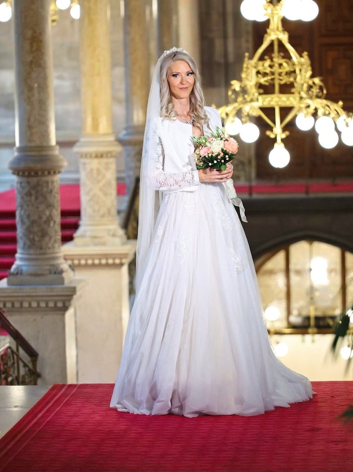 Die wunderschöne Braut strahlte bis über beide Ohren.