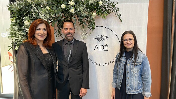 Die Adé-Gründerinnen Nina Fleisch und Gabi Micheluzzi mit Bestatter Patrick Kronig.