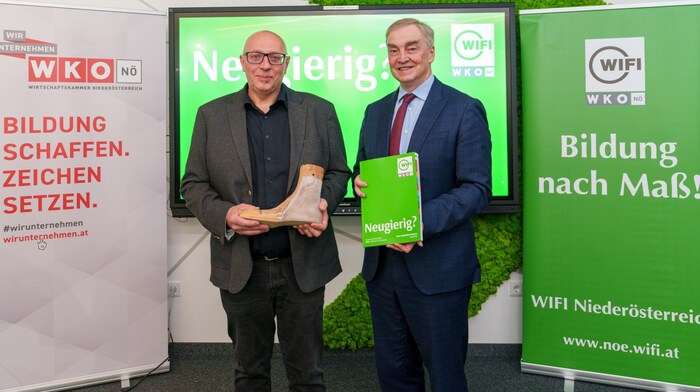 Schuhmacher Bundes- und Landesinnungsmeister Wolfgang Wedl (li.) und WIFI-Vorstand Christian ...
