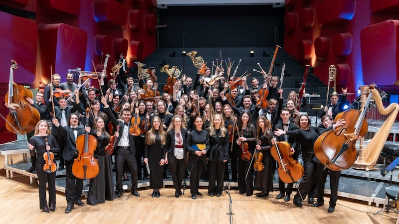 Oksana Lyniv and the YsOU Young symphony Orchestra of Ukraine, which she founded in 2017 (Bild: Corinne Longhi)