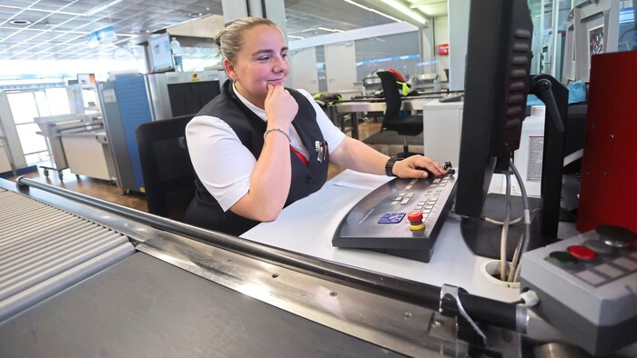 Auf dem Bildschirm sehen die Mitarbeiterinnen, was sich im Gepäck befindet.