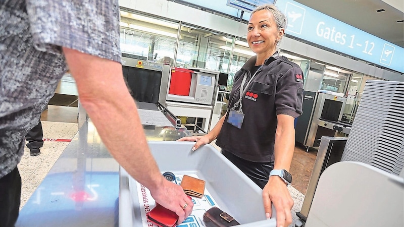 Rund 70 Mitarbeiter und Mitarbeiterinnen haben beim Airport Innsbruck alles im Blick bei den Kontrollen der Passagiere. (Bild: Birbaumer Christof)