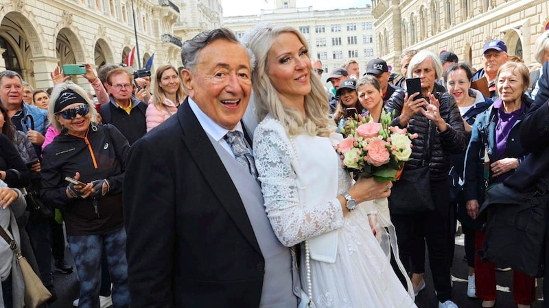 Richard Lugner und sein „Bienchen“ ließen sich nach dem Jawort vor dem Rathaus feiern. (Bild: Tuma Alexander)