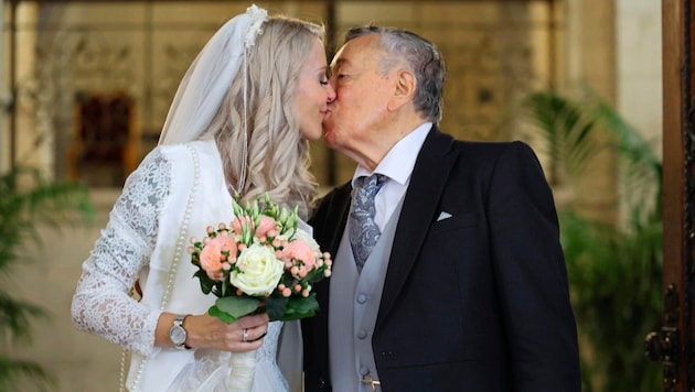 A kiss seals this love: Richard Lugner and his "little bee" have said YES. (Bild: Tuma Alexander)