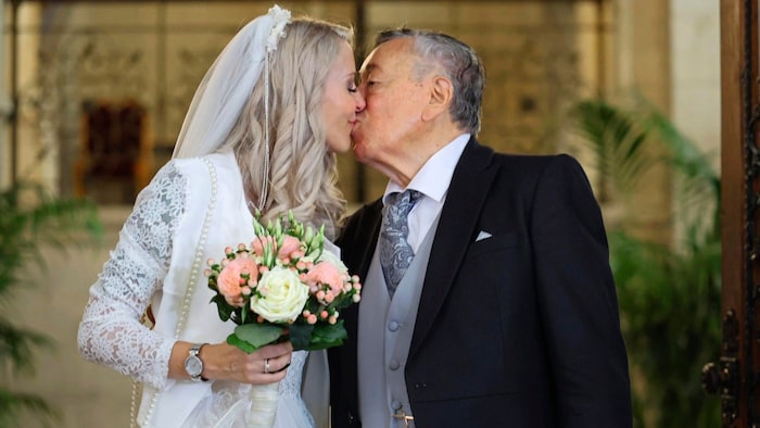 Ein Kuss für die Fotografen.