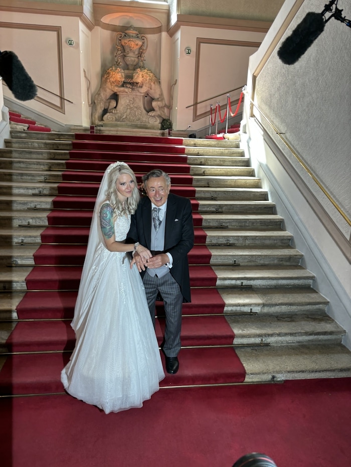 Richard Lugner und sein „Bienchen“ zeigten bei der Ankunft im Palais Auersperg ihre Eheringe.