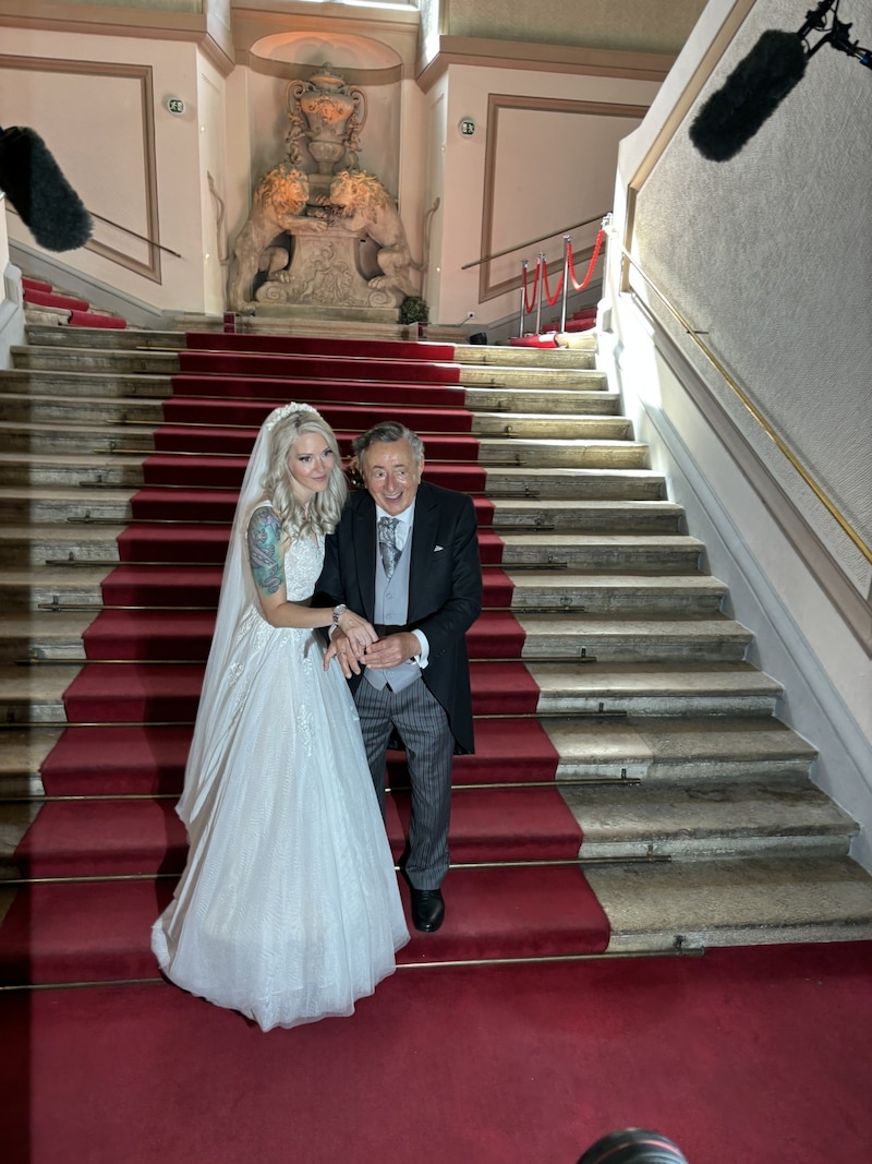 Richard Lugner und sein „Bienchen“ zeigten bei der Ankunft im Palais Auersperg ihre Eheringe. (Bild: Kronen Zeitung)