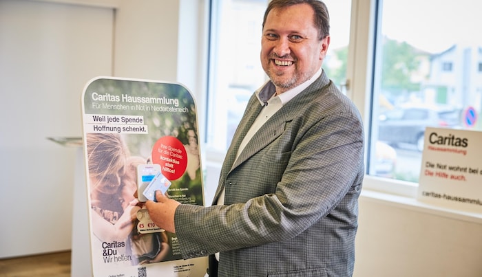 Caritas-Direktor Ziselsberger zeigt es vor: So einfach funktioniert die digitale Spendensäule in ...